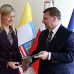 25.03.2024. Kielce. Na zdjęciu: Agnieszka Pietrzak - nowa dyrektorka Świętokrzyskiego Ośrodka Doradztwa Rolniczego w Modliszewicach, Michał Skotnicki - wicewojewoda świętokrzyski / fot. Świętokrzyski Urząd Wojewódzki