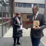 13.03.2024. Kielce. Starostwo Powiatowe. Seniorzy z Chęcin włączyli się w akcję „Paczka dla Rodaka na Wileńszczyźnie”. Na zdjęciu (z prawej): Mirosław Gębski - starosta kielecki / Fot. Monika Miller - Radio Kielce