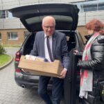 13.03.2024. Kielce. Starostwo Powiatowe. Seniorzy z Chęcin włączyli się w akcję „Paczka dla Rodaka na Wileńszczyźnie”. Na zdjęciu (w środku): Stefan Bąk - członek zarządu powiatu w Kielcach / Fot. Monika Miller - Radio Kielce