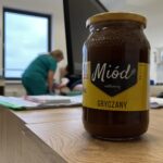 11.03.2024. Ostrowiec Św. Honorowi krwiodawcy, oprócz obowiązkowej czekolady, mogli odebrać również miód z lokalnych pasiek / Fot. Patryk Wójcik - Radio Kielce