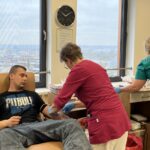 11.03.2024. Ostrowiec Św. Honorowi krwiodawcy, oprócz obowiązkowej czekolady, mogli odebrać również miód z lokalnych pasiek / Fot. Patryk Wójcik - Radio Kielce