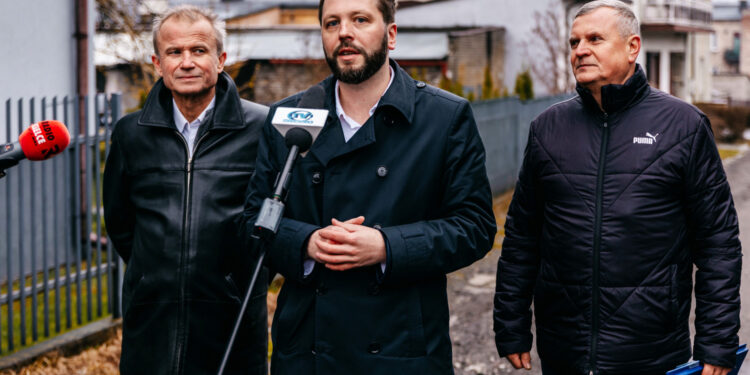 06.03.2024. Starachowice. Konferencja KWW Twój Samorząd Teraz. Na zdjęciu (od lewej): radny Dariusz Grunt, Piotr Capała - kandydat na prezydenta Starachowic, Mirosław Gęborek - kandydat na radnego / Fot. KWW TST