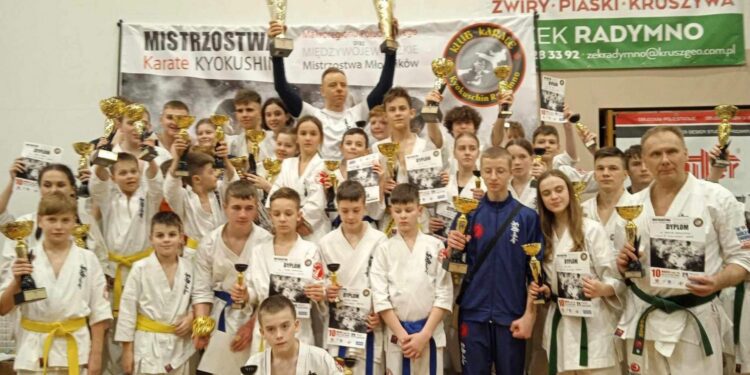 Worek medali kieleckich karateków i drużynowy triumf w turnieju