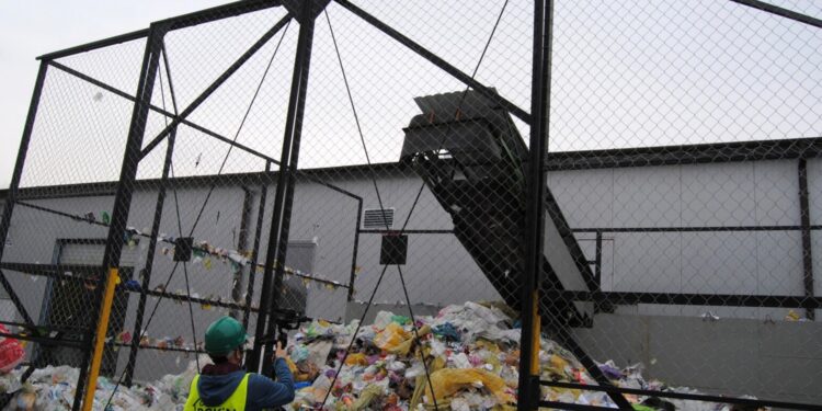 05.04.2024. Włoszczowa. Nowoczesna linia segregacji odpadów umożliwiająca wytwarzanie ze śmieci paliwa alternatywnego / Fot. UG Włoszczowa