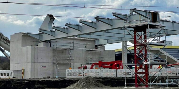 Trwa montaż konstrukcji stalowej na wiadukcie w Starachowicach