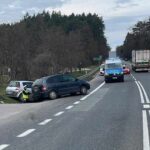 Wypadek podczas wyprzedzania. Kierująca zabrana do szpitala - Radio Kielce 10.03.2024. Śladków Mały. Wypadek / źródło: policja