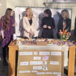 28.03.2024. Kielce. Niespodzianka dla przechodniów przygotowana przez ludzi pióra z Literackiego Światła Młodych – koła działającego przy Związku Literatów Polskich Oddział w Kielcach / Fot. Dorota Klusek - Radio Kielce