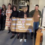 28.03.2024. Kielce. Niespodzianka dla przechodniów przygotowana przez ludzi pióra z Literackiego Światła Młodych – koła działającego przy Związku Literatów Polskich Oddział w Kielcach / Fot. Dorota Klusek - Radio Kielce