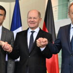 15.03.2024. Berlin, Niemcy. Konferencja prasowa po spotkaniu nadzwyczajnym szczytu Trójkąta Weimarskiego. Na zdjęciu (od prawej): premier Donald Tusk, kanclerz Niemiec Olaf Scholz, prezydent Francji Emmanuel Macron. / Fot. Radek Pietruszka - PAP