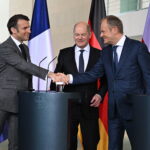 15.03.2024. Berlin, Niemcy. Konferencja prasowa po spotkaniu nadzwyczajnym szczytu Trójkąta Weimarskiego. Na zdjęciu (od prawej): premier Donald Tusk, kanclerz Niemiec Olaf Scholz, prezydent Francji Emmanuel Macron. / Fot. Radek Pietruszka - PAP