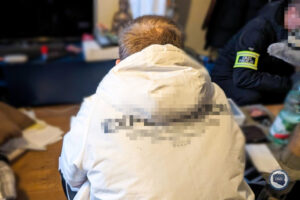 Kieleccy funkcjonariusze Centralnego Biura Zwalczania Cyberprzestępczości zatrzymali w Trójmieście trzy osoby, które za pomocą szyfrowanych komunikatorów sprzedawały narkotyki / źródło: CBZC