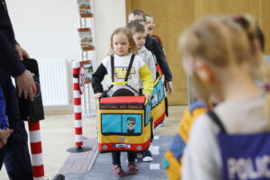 Przepisy ruchu drogowego poznają... na szkolnym korytarzu - Radio Kielce