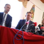 20.03.2024. Kielce, Dworek Laszczyków. Konferencja w Muzeum Wsi Kieleckiej. Na zdjęciu (od lewej): Marcin Sikorski - dyrektor MGCKiT w Bodzentynie, Dariusz Skiba - burmistrz Bodzentyna, Katarzyna Korus - p.o. dyrektora Muzeum Wsi Kieleckiej. / Fot. Wiktor Taszłow - Radio Kielce