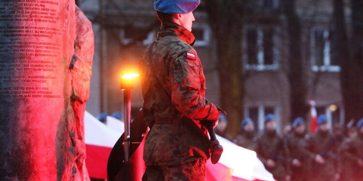 01.03.2024. Kielce. Obchody Narodowego Dnia Pamięci Żołnierzy Wyklętych. Uroczystości przed pomnikiem Armii Krajowej / Fot. Wiktor Taszłow - Radio Kielce