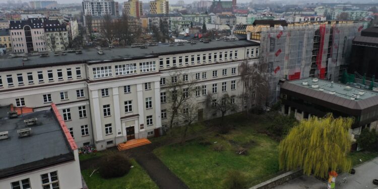 Prezydent Kielc miał prawo wydzierżawić więc wydzierżawił. W części budynku przy ulicy Leśnej będzie szkoła i przedszkole
