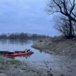 Troje kajakarzy płynie przez Wisłę. Chcą pobić rekord Guinnessa i pomóc choremu chłopcu - Radio Kielce