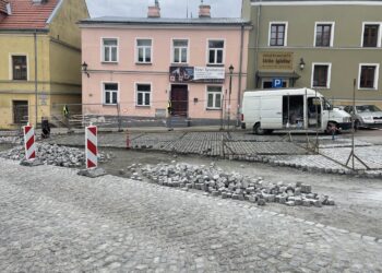 Ulica Zamkowa w Sandomierzu odzyskuje swoją świetność