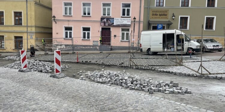 Ulica Zamkowa w Sandomierzu odzyskuje swoją świetność