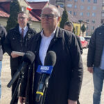 27.03.2024. Kielce. Konferencja prasowa kandydata na prezydenta Kielc Adama Cyrańskiego (trzeci z lewej) oraz kandydatów Trzeciej Drogi na kieleckich radnych / Fot. Robert Felczak – Radio Kielce