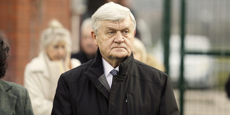 Lubański, Piechna i Jachimek gośćmi spotkania „Z kulturą o sporcie w Pałacyku” - Radio Kielce 05.03.2024. Nowiny. Otwarcie nowoczesnego boiska. Na zdjęciu Włodzimierz Lubański. / Fot. Jarosław Kubalski - Radio Kielce