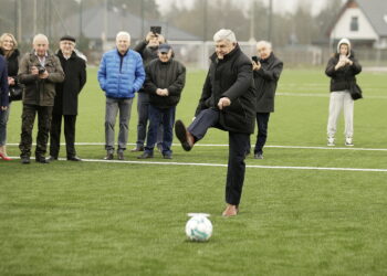05.03.2024. Nowiny. Otwarcie nowoczesnego boiska. Na zdjęciu Włodzimierz Lubański. / Fot. Jarosław Kubalski - Radio Kielce
