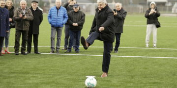 05.03.2024. Nowiny. Otwarcie nowoczesnego boiska. Na zdjęciu Włodzimierz Lubański. / Fot. Jarosław Kubalski - Radio Kielce