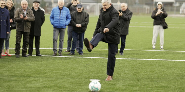 05.03.2024. Nowiny. Otwarcie nowoczesnego boiska. Na zdjęciu Włodzimierz Lubański. / Fot. Jarosław Kubalski - Radio Kielce