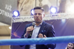 Kandydaci na prezydenta Kielc zmierzyli się w wyborczym ringu w sercu galerii handlowej - Radio Kielce