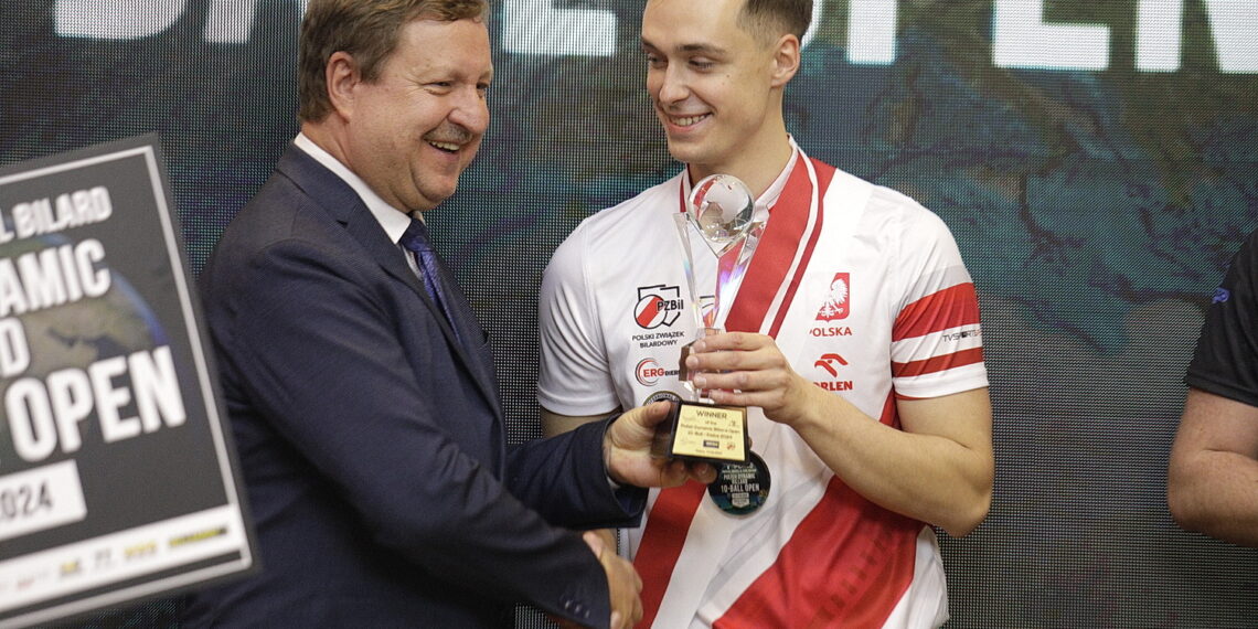 17.03.2024. Kielce. Turniej bilardowy Pucharu Świata w 10 bil. Na zdjęciu (w środku, od lewej): Marcin Krzemiński - dyrektor Pucharu Świata, Daniel Macioł - zwycięzca zawodów / Fot. Jarosław Kubalski - Radio Kielce