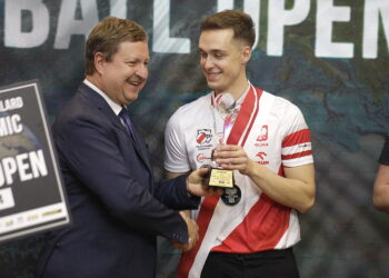17.03.2024. Kielce. Turniej bilardowy Pucharu Świata w 10 bil. Na zdjęciu (w środku, od lewej): Marcin Krzemiński - dyrektor Pucharu Świata, Daniel Macioł - zwycięzca zawodów / Fot. Jarosław Kubalski - Radio Kielce