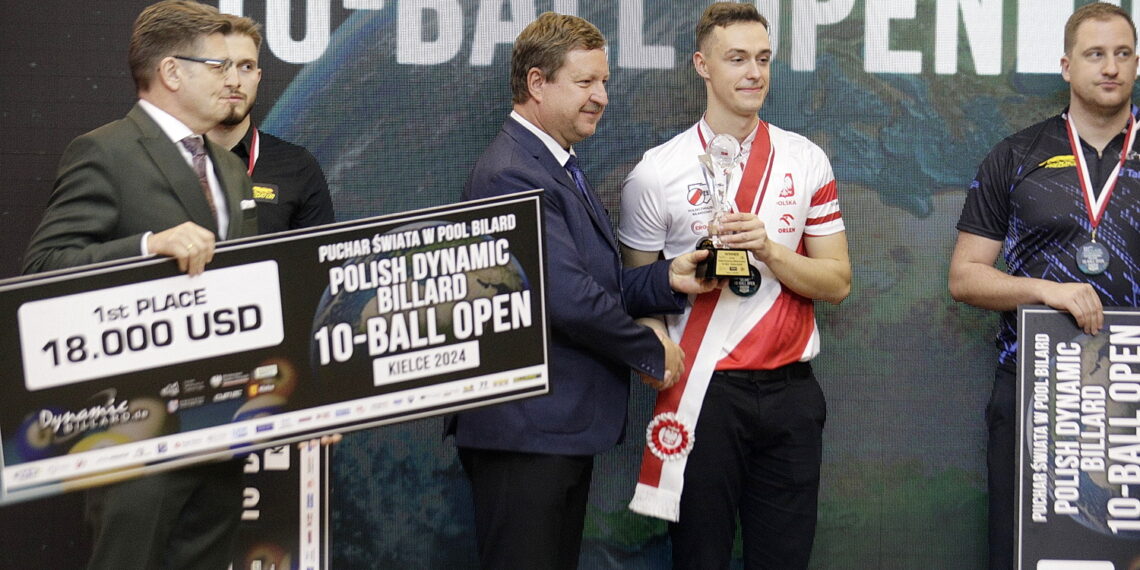 17.03.2024. Kielce. Turniej bilardowy Pucharu Świata w 10 bil. Na zdjęciu (w środku, od lewej): Marcin Krzemiński - dyrektor Pucharu Świata, Daniel Macioł - zwycięzca zawodów / Fot. Jarosław Kubalski - Radio Kielce