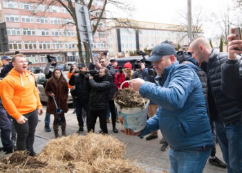 Protestujący rolnicy rozsypali bele słomy przed biurami PO, PiS i PZŁ