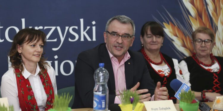 Pięć tysięcy złotych dla Koła Gospodyń Wiejskich - Radio Kielce