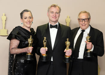 Film Christophera Nolana „Oppenheimer” otrzymał siedem Oscarów. Na zdjęciu Emma Thomas, Christopher Nolan i Charles Roven / Fot. PAP/EPA - Allison Dinner