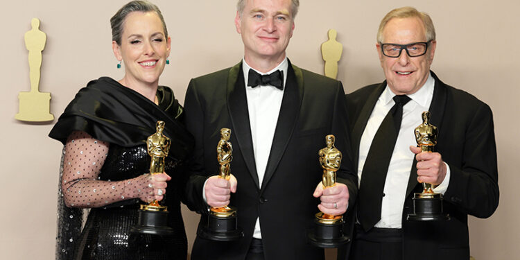 Film Christophera Nolana „Oppenheimer” otrzymał siedem Oscarów. Na zdjęciu Emma Thomas, Christopher Nolan i Charles Roven / Fot. PAP/EPA - Allison Dinner