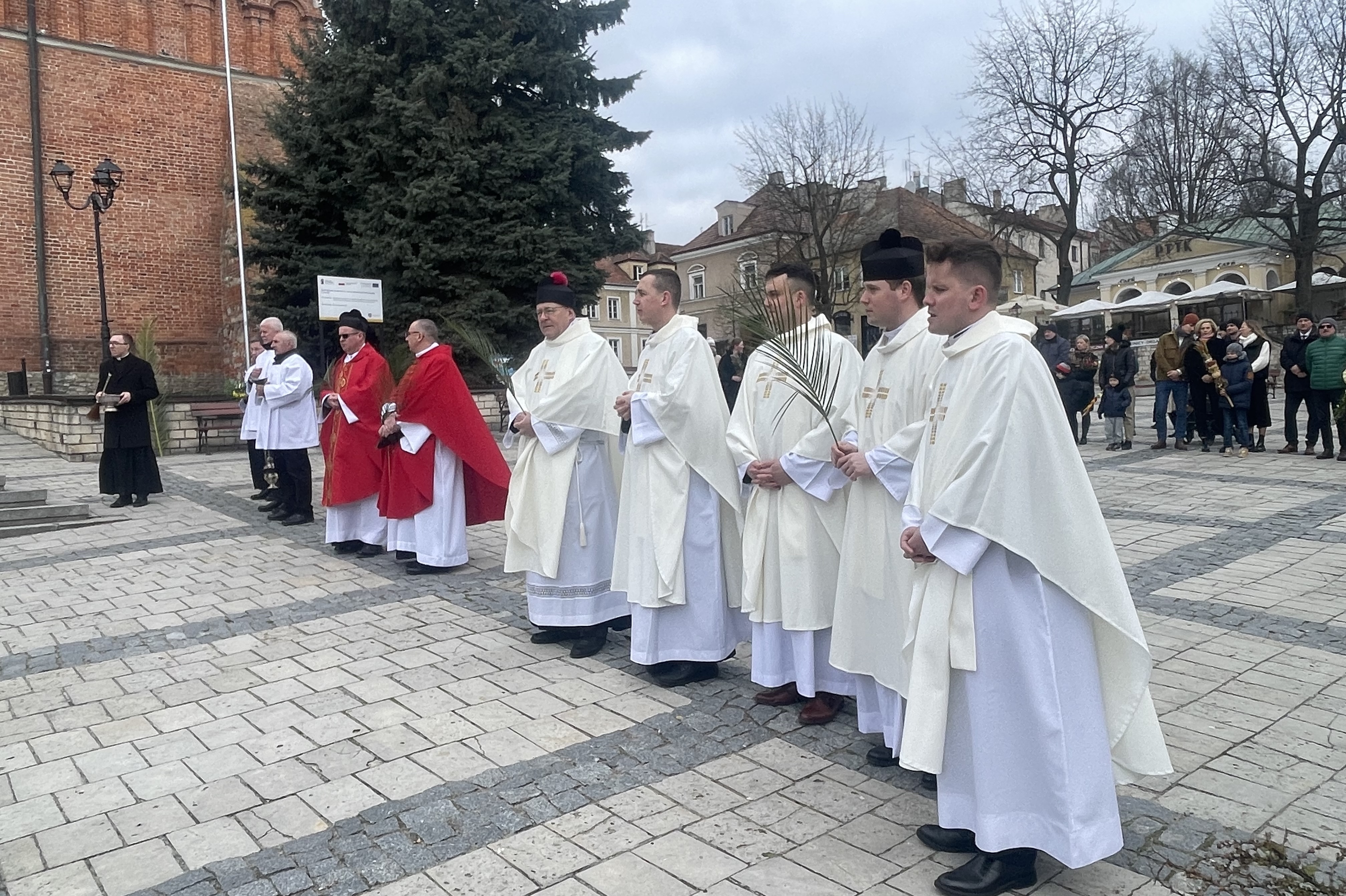 Biskup Krzysztof Nitkiewicz poświęcił wielkanocne palmy na sandomierskiej starówce