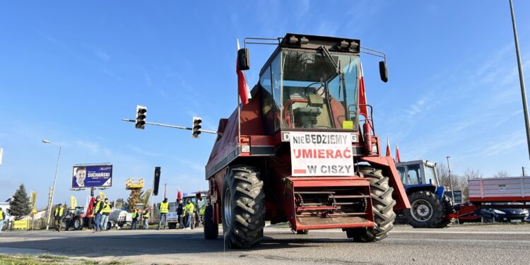 20.03.2024. Kielce. Protest rolników na ul. Łódzkiej / Fot. Marcin Marszałek - Radio Kielce