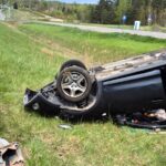 Auto dachowało i uderzyło w słup oświetleniowy