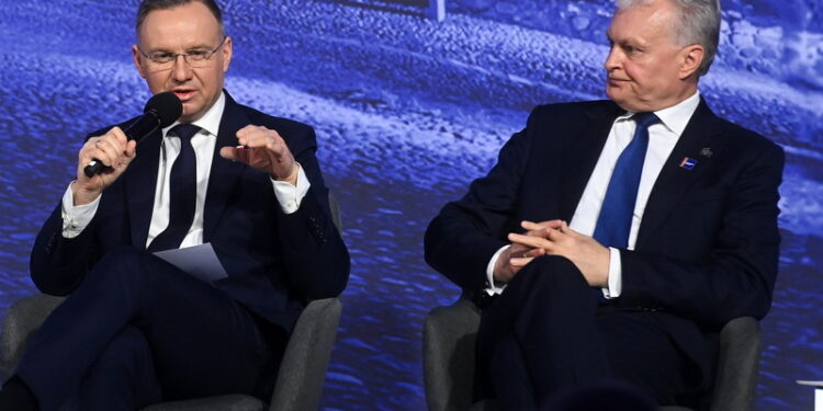 11.04.2024. Prezydent RP Andrzej Duda (z lewej) i prezydent Litwy Gitanas Nauseda (z prawej) podczas 9. Szczytu Inicjatywy Trójmorza w Wilnie / Fot. Piotr Nowak - PAP