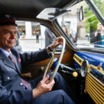 11.04.2024. Kraków. Odrestaurowana taksówka MPK marki Warszawa M20 z lat 50-tych XX wieku prezentowana w Alei Róż w krakowskiej Nowej Hucie / Fot. PAP/Art Service