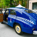 11.04.2024. Kraków. Odrestaurowana taksówka MPK marki Warszawa M20 z lat 50-tych XX wieku prezentowana w Alei Róż w krakowskiej Nowej Hucie / Fot. PAP/Art Service