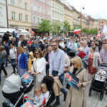 14.04.2024. Warszawa. Narodowy Marsz Życia pod hasłem "Niech Żyje Polska!". Według organizatorów jest on manifestacją sprzeciwu wobec ataków wymierzonych w małżeństwo, rodzinę i w "poczęte dzieci zagrożone aborcją" / Fot. Albert Zawada - PAP