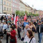 14.04.2024. Warszawa. Narodowy Marsz Życia pod hasłem "Niech Żyje Polska!". Według organizatorów jest on manifestacją sprzeciwu wobec ataków wymierzonych w małżeństwo, rodzinę i w "poczęte dzieci zagrożone aborcją" / Fot. Albert Zawada - PAP