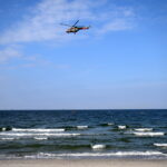 24.04.2024. Gdańsk. Poszukiwania żołnierza wojsk-specjalnych na Bałtyku w okolicy Westerplatte / Fot. Adam Warżawa - PAP