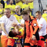 24.04.2024. Kielce. Kontuzjowany zawodnik Industrii Kielce Michał Olejniczak znoszony z parkietu podczas pierwszego meczu ćwierćfinałowego Ligi Mistrzów piłkarzy ręcznych z SC Magdeburg / Fot. Piotr Polak - PAP