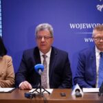 25.04.2024. Kielce. Konferencja nt. obchodów świąt majowych w regionie. Na zdjęciu (od lewej): Angelina Kosiek - rzeczniczka wojewody, Józef Bryk - wojewoda świętokrzyski, Bogdan Wenta - prezydent Kielc / Fot. Świętokrzyski Urząd Wojewódzki w Kielcach - Facebook