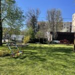 14.04.2024. Staszów. Teren przy Przedszkolu nr 3, gdzie powstanie integracyjny plac zabaw / Fot. Grażyna Szlęzak - Radio Kielce