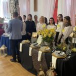 11.04.2024. Sandomierz. Wystawa "Wielcy malarze na stołach sandomierskiej "Marmolady" / Fot. Grażyna Szlęzak - Radio Kielce