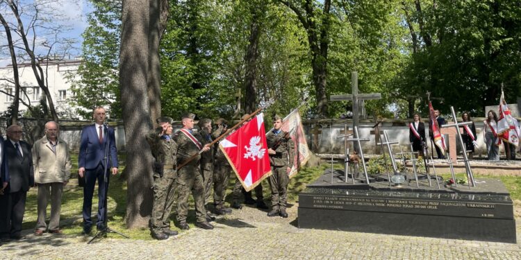 Marsz Cieni przejdzie ulicami Opatowa - Radio Kielce 13.04.2024. Sandomierz. Obchody Dnia Pamięci Ofiar Zbrodni Katyńskiej / Fot. Grażyna Szlęzak - Radio Kielce