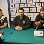 20.04.2024. Ożarów. 26. kolejka III ligi: Star Starachowice - Chełmianka Chełm. Konferencja prasowa. Na zdjęciu (od lewej): Artur Mikos - trener Staru, Emil Krzemiński - wiceprezes Staru, Grzegorz Bonin - trener Chełmianki / Fot. Kamil Król - Radio Kielce